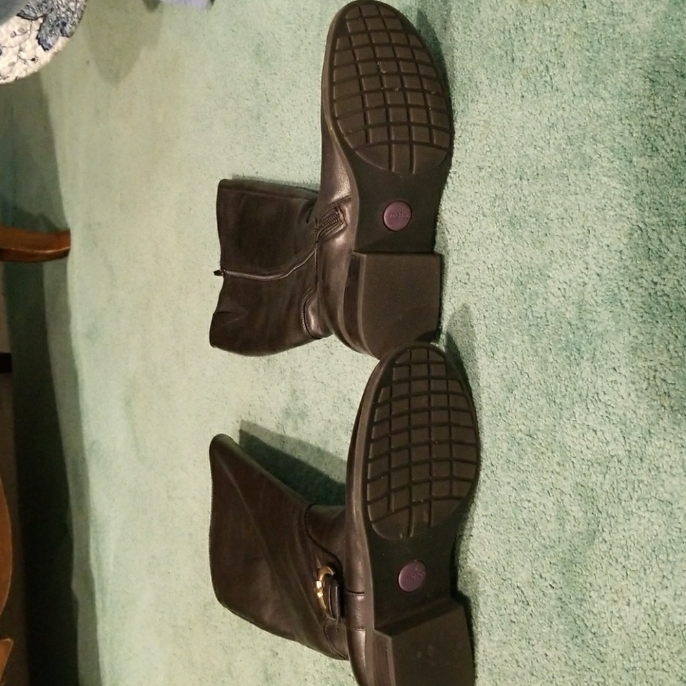 Boots - Picture 4 of 6